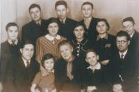 Pražská babička Arnoštka Liebenová obklopená klanem svých dvanácti vnuků. Max Lieben sedí po její levici. 