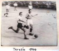 Petr Eisenberg hraje fotbal v Terezíně. 1944