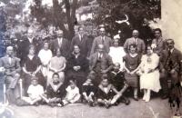 Skupinové foto pořízené při příležitosti 60. narozenin babičky. Maminka Ruth Haasové sedí v prostřední řadě druhá zprava, na klíně drží dceru Miriam. Otec stojí v horní řadě první zprava.