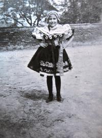 Ruth Haasová v moravském kroji. Pohořelice, 1934