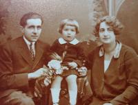 Rodiče se sestrou Miriam, cca 1925 nebo 1926