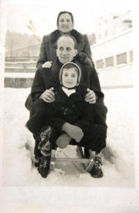 Sestřenice Ruth Haasové Eva Haasová s rodiči