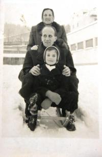 Sestřenice Ruth Haasové Eva Haasová s rodiči