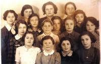 Členky brněnské kvucy Makabi Hacair. Ruth Haasová uprostřed se stužkou ve vlasech. Školní rok 1938-39