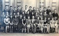 Třída židovského gymnázia v Brně. Ruth sedí v první řadě druhá zprava. 1940