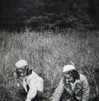 Na táboře pro židovskou mládež v Pršticích, vedeném Petrem Eisenbergem (Erbenem). Ruth vlevo (se šátkem). 1940