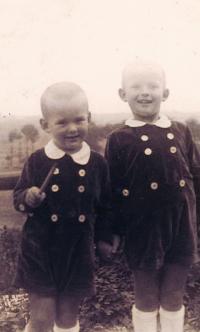 1936 - s bratrem Jiřím (Petr Hrdlička vlevo) 