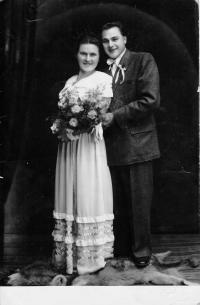 Blažena Nepauerová za družičku na svatbě své sestry v roce 1948