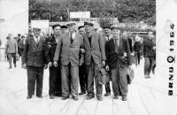 Manžel Blaženy Nepaurové Josef vykukuje vzadu na Brněnském výstavišti