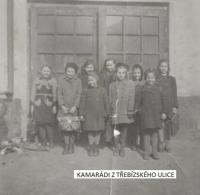 8. Velký dvůr - vrata do autodílen