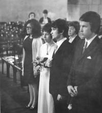 První svatba pamětnice; úplně vlevo svědkyně Irena Gerová; Praha - Staroměstská radnice; 1972
