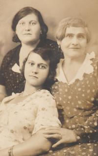 Babička, matka (uprostřed) a teta, 1936