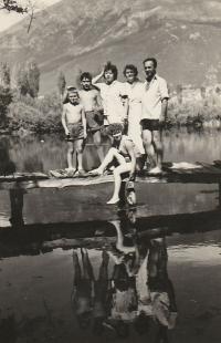 s mladším bratrem a s příbuznými, Ohridské jezero v Makedonii, 1957