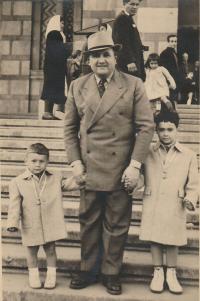 s otcem a mladším bratrem, Bělehrad, 1953