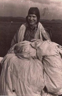 Po prvním seskoku z letadla AN-2 na letišti v Rakovníku, 1963