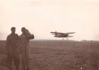 Večer po seskocích na letišti v Rakovníku, 1963