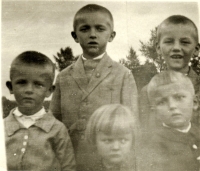 Prvních pět sourozenců, dole uprostřed malá Ludmilka