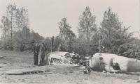 Vladimír a britští vojáci u zničeného Messerschmittu, Pardubice 1945