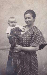 1923, Eva kopecká v maminčině náručí