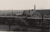 Pohled z okna domu Kopeckých na pardubickou železnici 1945
