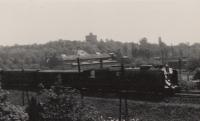 Pohled z okna domu Kopeckých na pardubickou železnici 1945