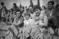 Alma s dcerou Dagmar a přítelkyní na Brněnské přehradě, 1958