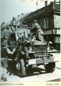 5d Příjezd sov. vojáků, chlapec na snímku je František ml.