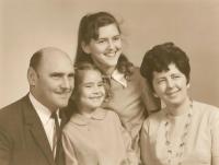 S rodinou (zleva. Jaromír, dcera Jaromíra a Jana a manželka Margita) 1973