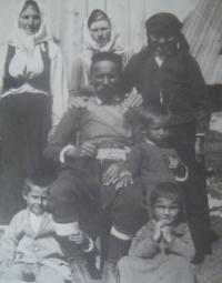 S bratrem dědečka, Veselín napravo vedle bratra dědečka