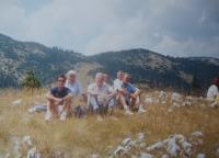 S příbuznými v Sandžaku, v pozadí hory, kde Veselín Starčeivic působil jako partyzán