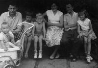Jan Hudousek (vlevo) s rodinou