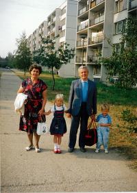 Jan Hudousek se ženou a vnoučaty