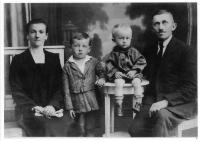 Jan Hudousek s rodiči a bratrem Karlem