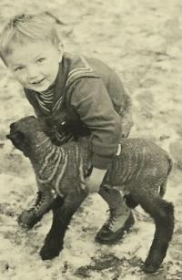 Libor Křivánek s jehnětem, 1940