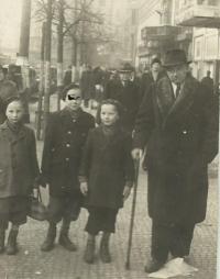 výlet do Prahy, zleva: Pavel, Slávek, Libor a otec; 1948