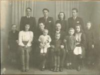 Křivánkovi 1943; horní řada zleva: Mirko, Vláďa, Jarča, Zdeněk; dolní řada zleva: Slávek, Marta, maminka s Vladanou, tatínek s Pavlem, Libor, Olga, Liběna