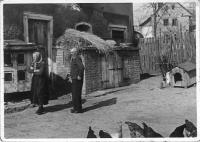 Dědeček a prababička na dvoře domu