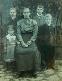 Matka Josefa Molíková s dětmi Miroslavem, Josefem, Jindřichem a Marií
