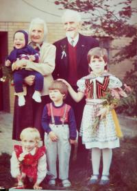 Parents Ludmila and Jaroslav Knapek with grandchildren