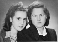 Miroslava Knapkova (Brovjáková) with her classmate from family school 