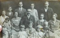 Rodina Knápkova. Otec Jaroslav Knápek vpravo nahoře, pod ním manželka s dcerou Radoslavou.