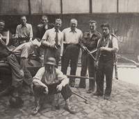 Teplice 1945 z legrace se vyfotili se zbraněmi, V. Nechyba 4.zprava