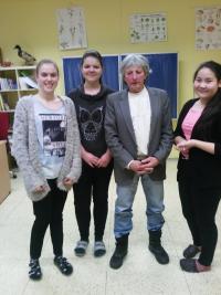 Jiří Nevyhoštěný s dětmi z projektu Příběhy našich sousedů