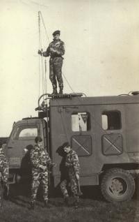 vysílačka R118, J.V. první zprava dole