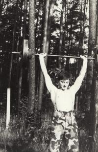 J.V. zvedl činku a mohl na vycházku