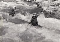 J.V. vepředu, na divoké vodě v Rumunsku