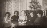 Vánoce v Novém boru, J.V. druhý zprava, vedle něj rodiče