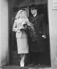 Maturitní fotografie Věry Juráskové (Markové) z roku 1956