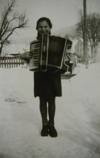 Charlotte with acordeon