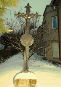 21-kříž vztyčený otcem na zahradě v roce 1947